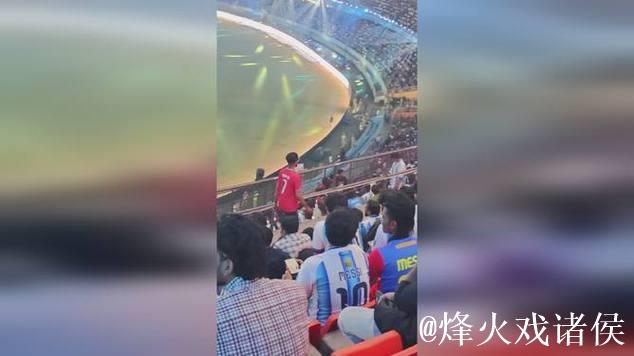 球迷大胆亮相！梅西印度见面会，一人穿C罗球衣穿梭看台